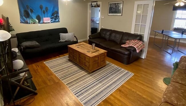 Building Photo - Pre Leasing Charming 3 Bedroom Home, Available 07/01/2026