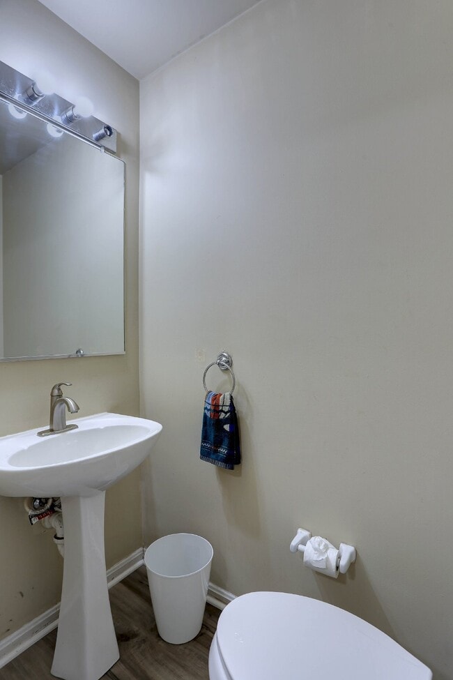 Building Photo - 3BD/2.2BA Fabulous End-Unit Townhome in Columbia