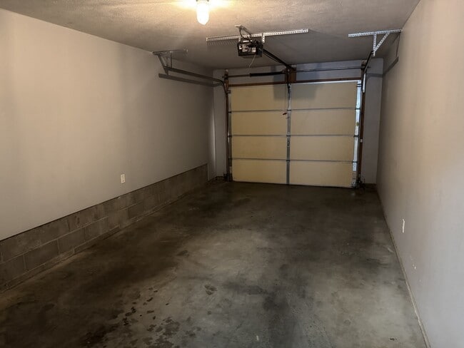 Building Photo - 180 Wild Rose Ln