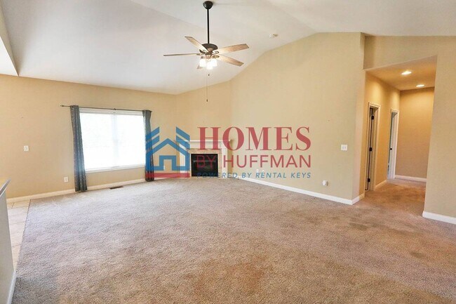 Building Photo - Three Bedroom | Two Bathroom | Newburgh