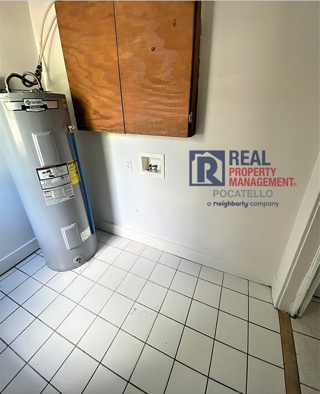 Building Photo - 3 bedroom 1 bath home - Dogs negotiable with additional fees