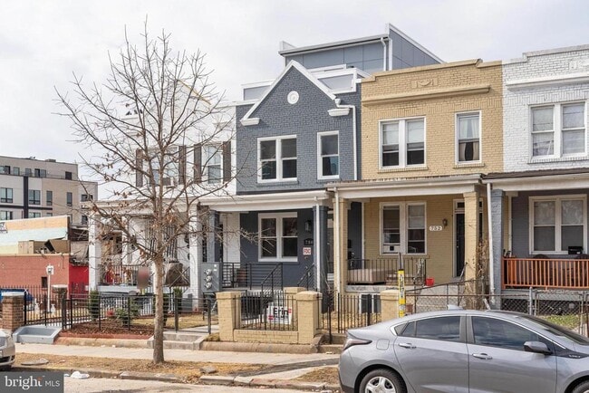 Building Photo - 750 19th St NE