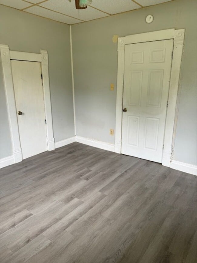 Building Photo - 2 bedroom 1 bath home close to downtown