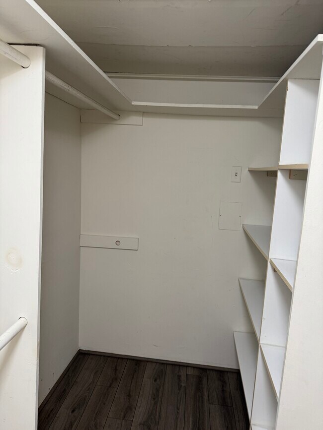 Master walk in closet - 440 Veteran Ave