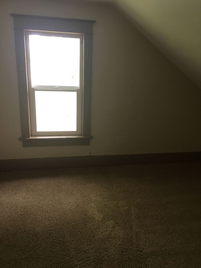 Building Photo - 3 Bed 1 Bath + Bonus Room and Yard