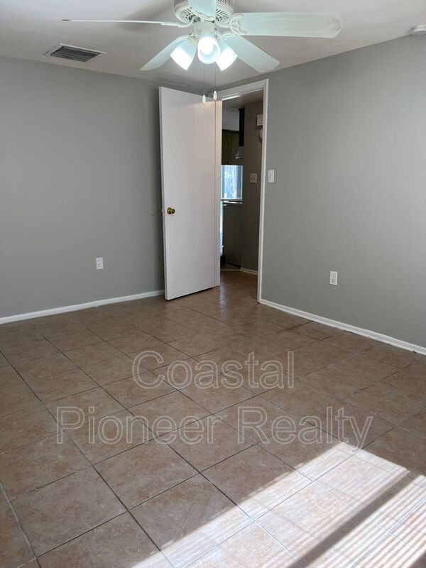 Building Photo - 5825 Elm St