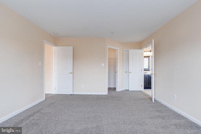 Building Photo - Charming Abingdon Townhome with Modern Upgrades!