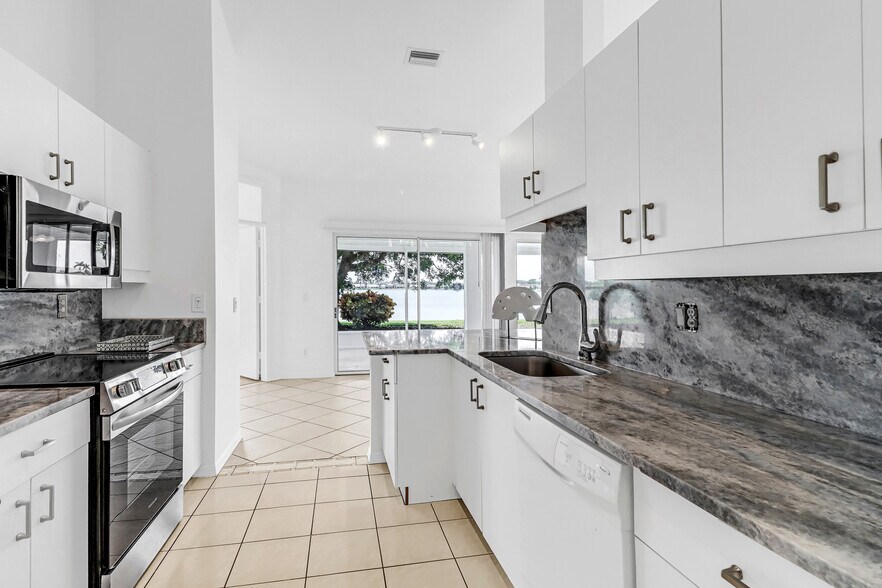 Marble/Quartz counters - 7023 Mill Pond Cir