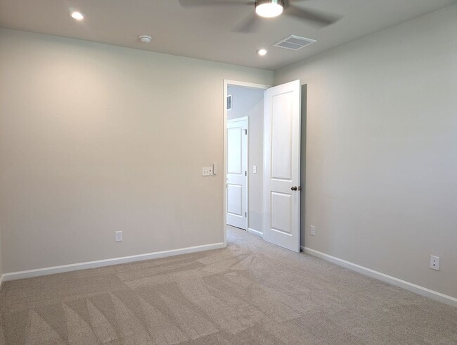 Building Photo - Pristine 2 story Townhome located in the Fifteen Cannon Community in Charlotte!