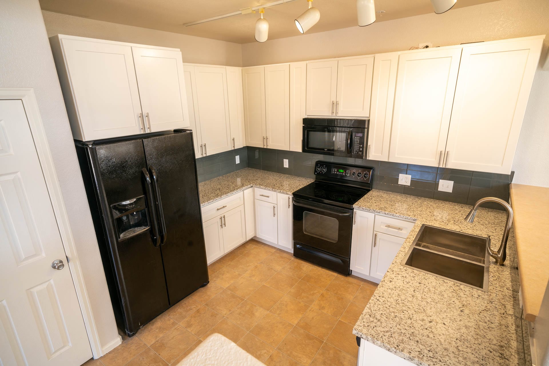 Kitchen - 479 Black Feather Loop