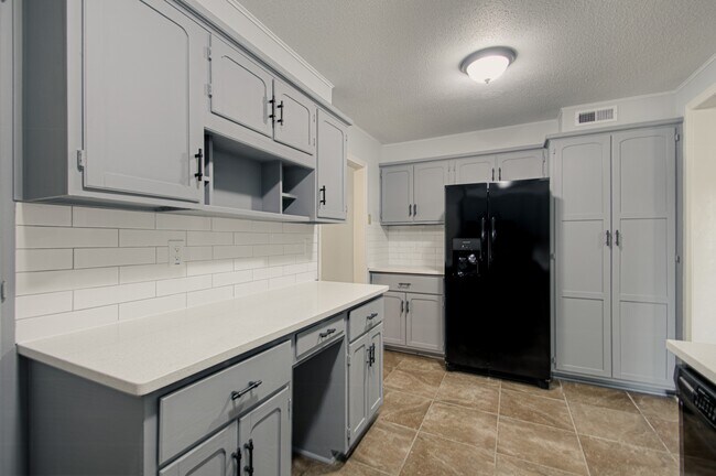 Building Photo - 9411 Fairwood Dr