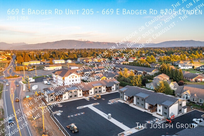 Building Photo - 669 E Badger Rd