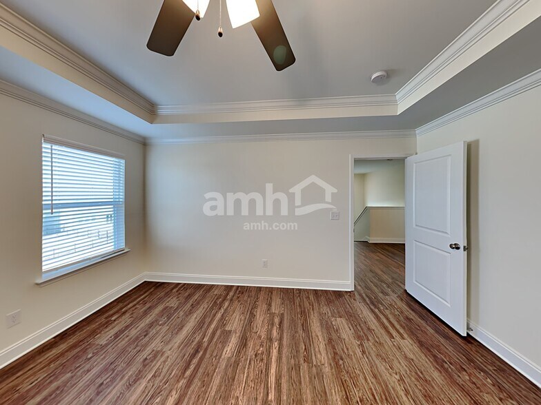 Building Photo - 1320 Lomond Dr