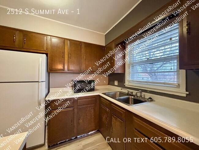 Building Photo - 2512 S Summit Ave