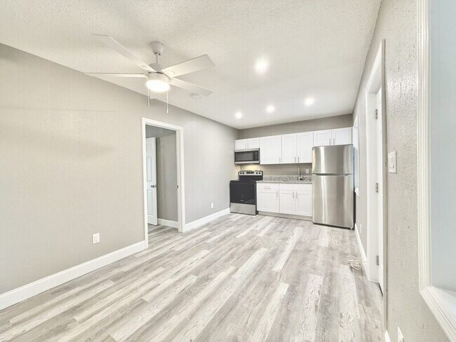 Building Photo - 932 22nd St S