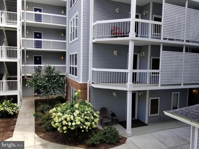 Building Photo - 3178 Summit Square Dr