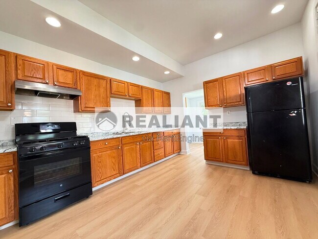 Building Photo - 124 W 31st St