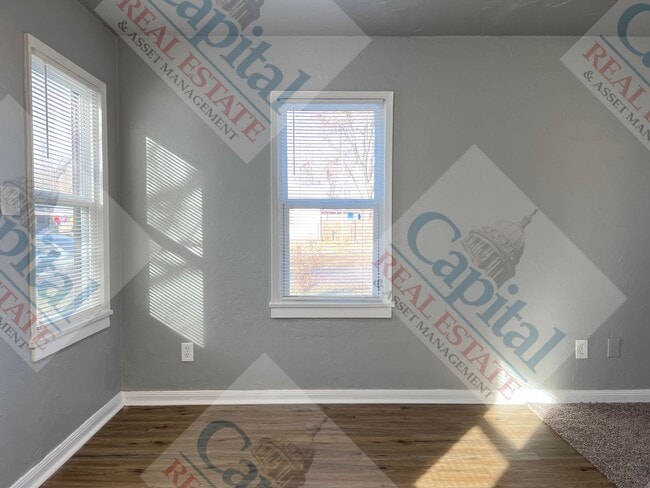 Building Photo - Cozy 2 Bedroom