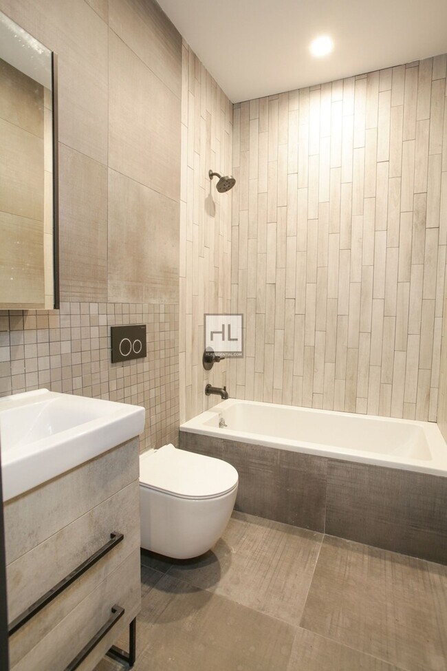 Building Photo - Exceptional 3BR/2Bath in Park Slope