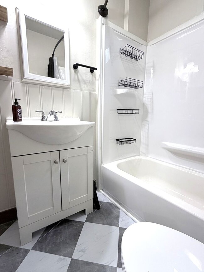 Building Photo - Charming 2 bedroom 1 bath house Available 05/01/2026