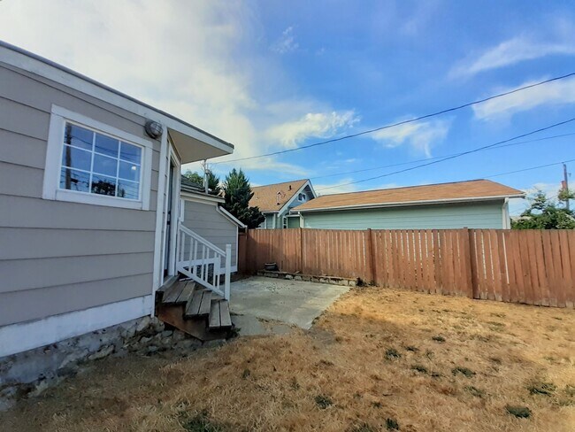 Building Photo - Very Nice 2 bedroom Point Defiance Cottage!