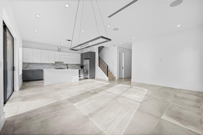 Building Photo - 3294 SW 15th Ave