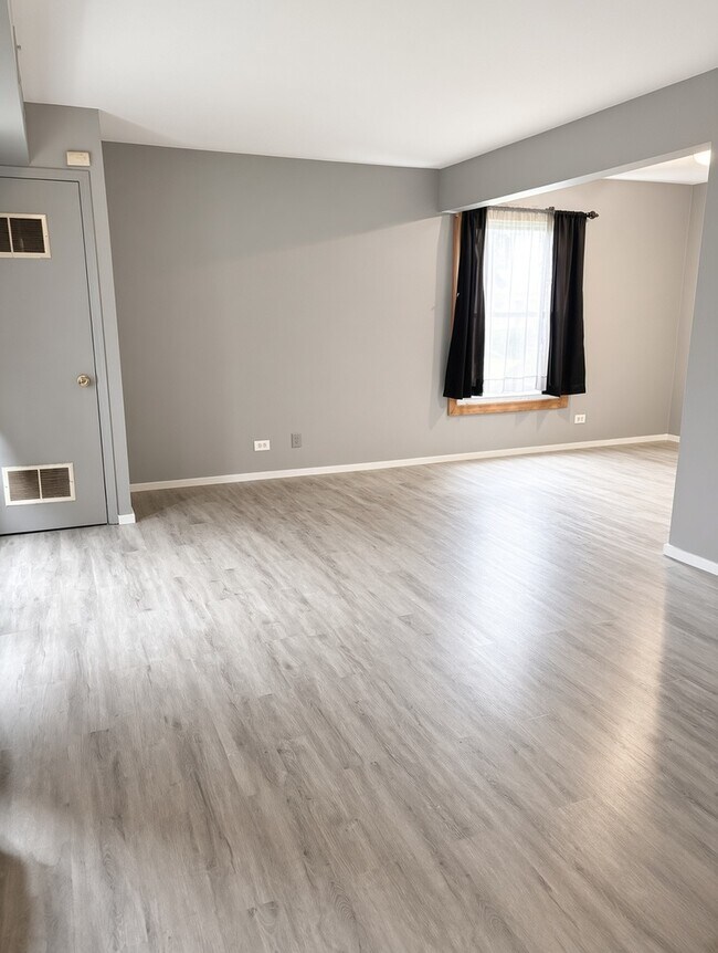 Building Photo - 1302 S Glen Cir