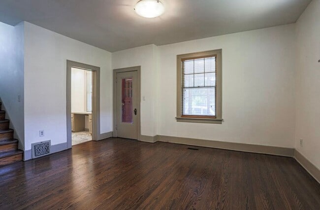 Building Photo - Beautiful 4 Bedroom Home Near Blackstone!