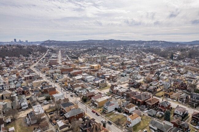 Building Photo - Stunning 3 bedroom home in McKees Rocks available May 1!