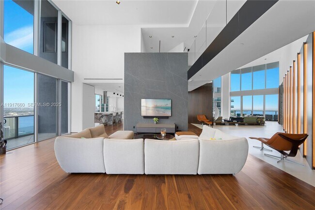 Building Photo - 1300 Brickell Bay Dr