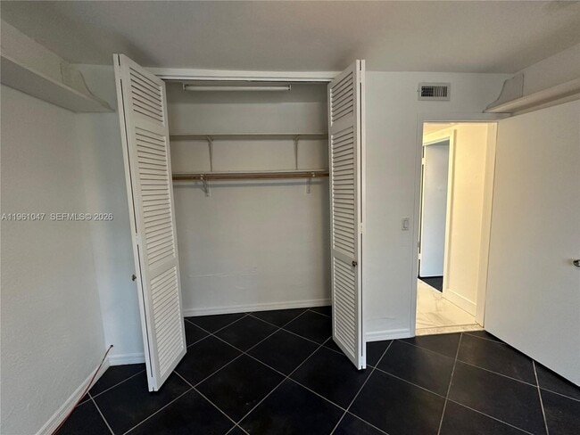 Building Photo - 11960 NE 19th Dr