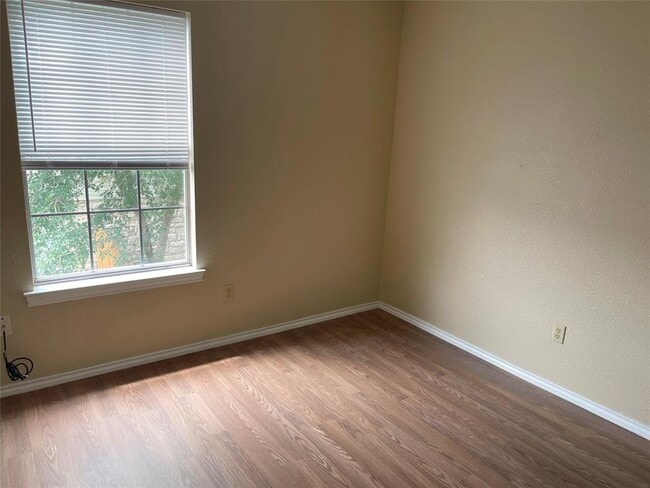 Building Photo - 2209 Creekside Ln