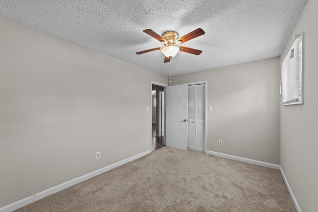 Building Photo - Updated Two Bedroom near Downtown Smithfie...