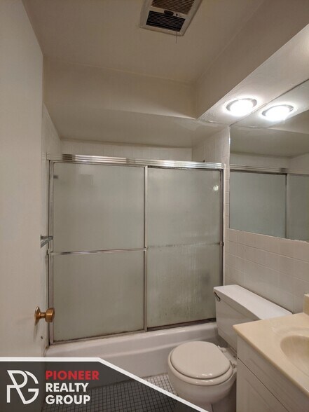 Building Photo - 502 W Briar Pl