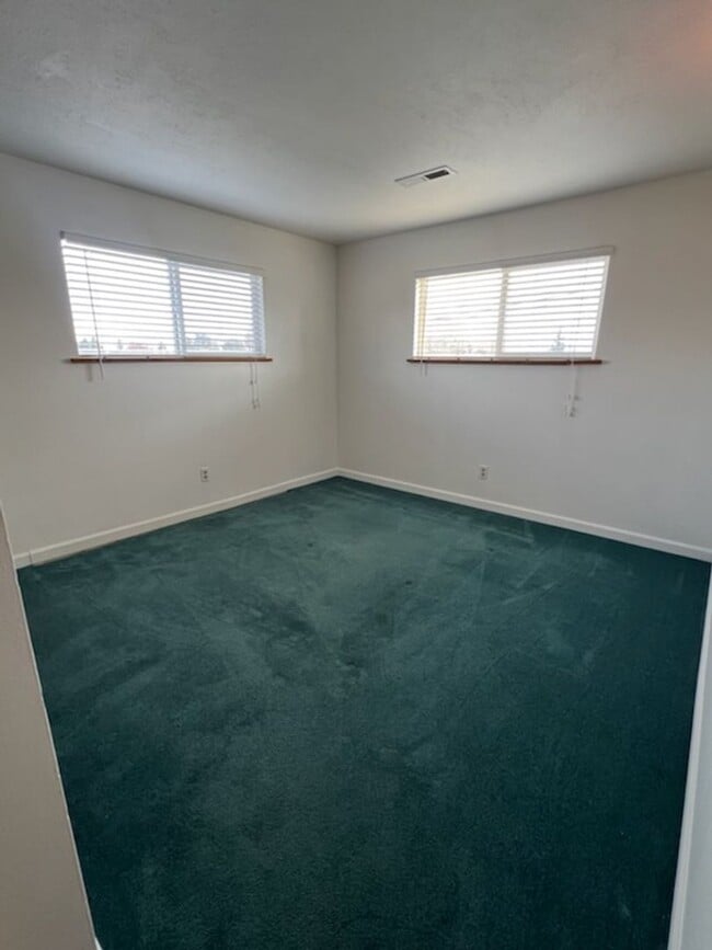 Building Photo - SPACIOUS 4 bed/2 bath home in desired location with double garage, fenced back yard!