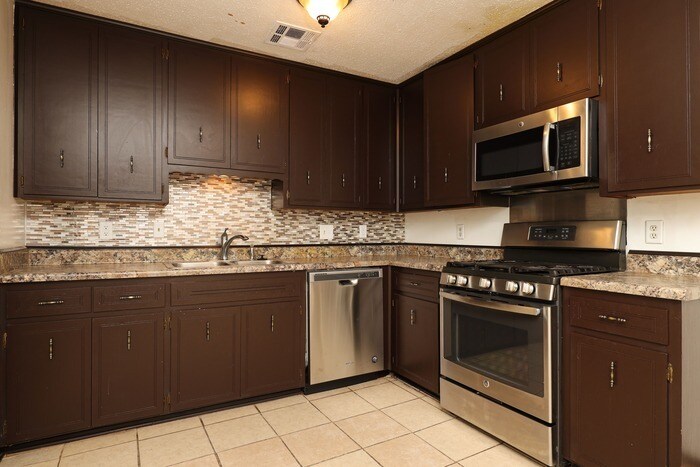 Building Photo - 5731 Roxboro Dr