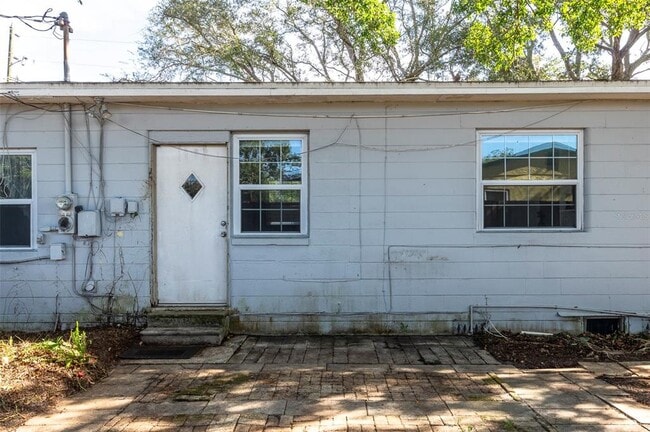 Building Photo - 2900 Leslee Lake Dr N