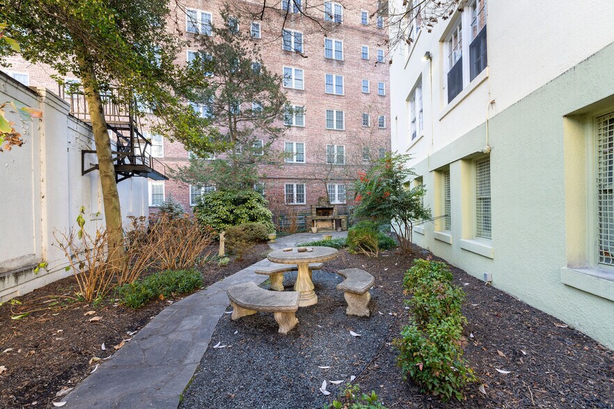 Building Photo - 3401 Greenway