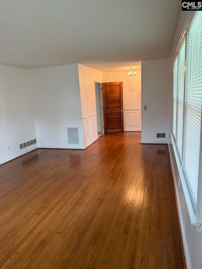 Building Photo - 511 Shady Ln