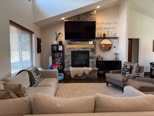 Building Photo - Stunning Single Level Home with Sprawling Fenced Yard