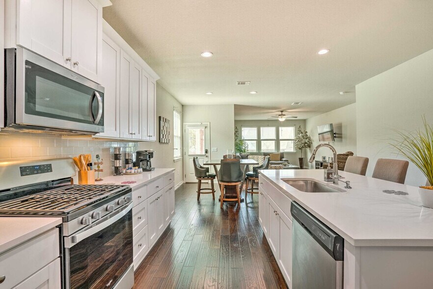 Building Photo - 5603 Chestnut Xing