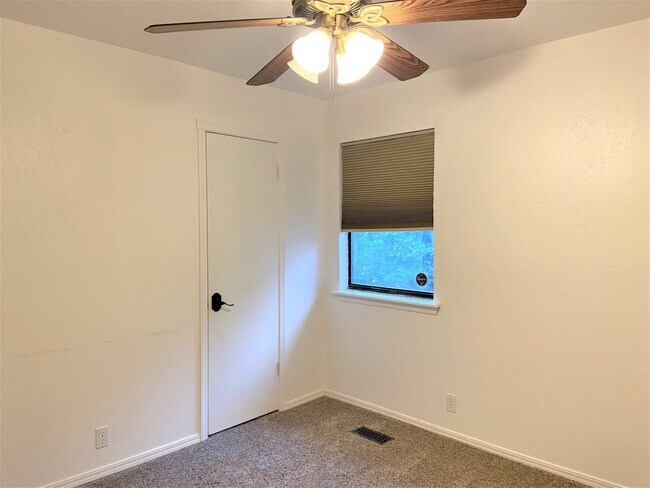 Building Photo - Spacious 3-Bedroom Home with Modern Amenit...