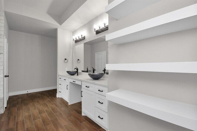 Building Photo - 14922 Indian Hill Trail