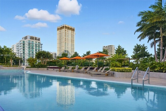 Building Photo - 700 NE 24th St