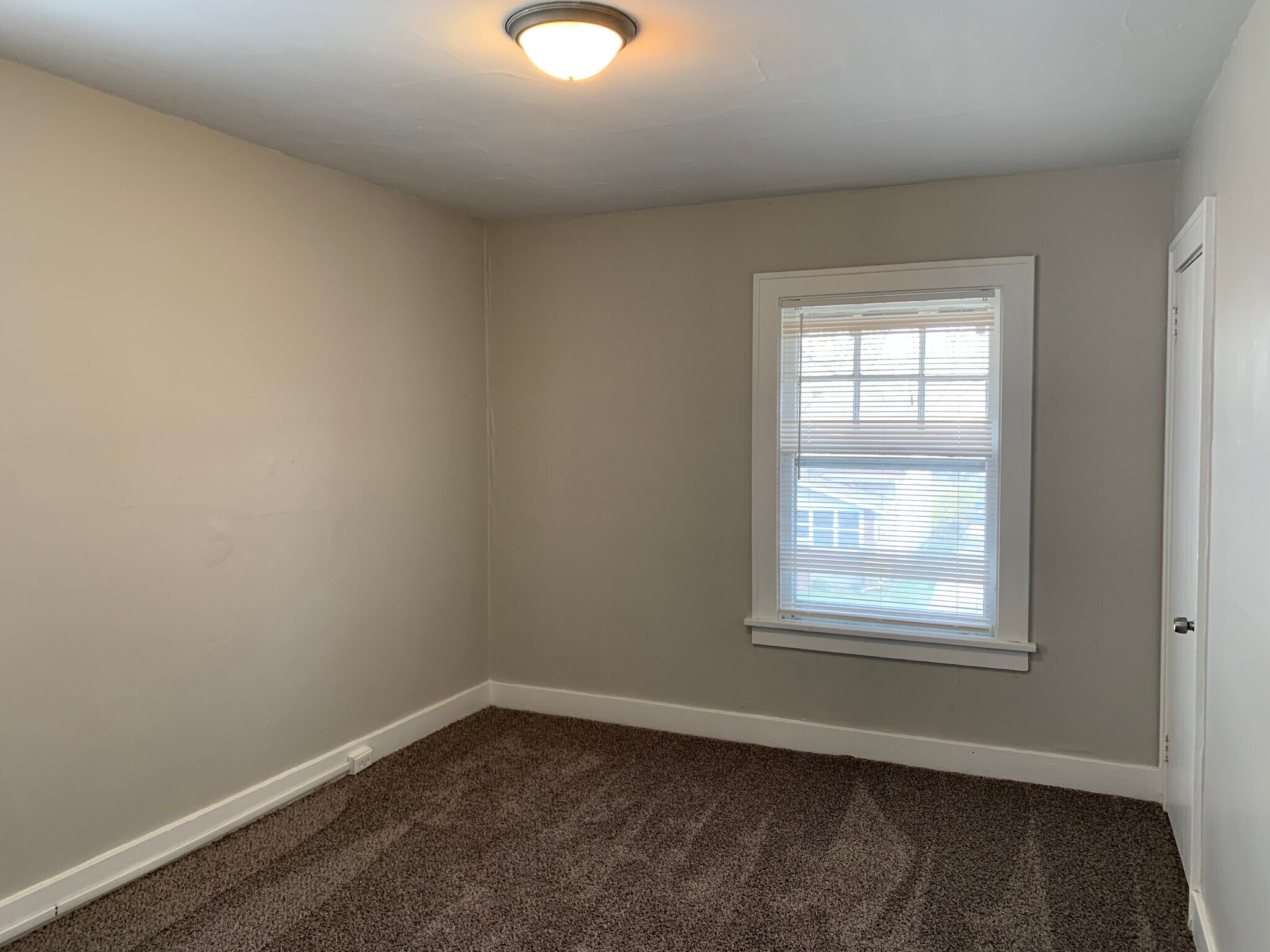 Building Photo - 8 Dean St NE