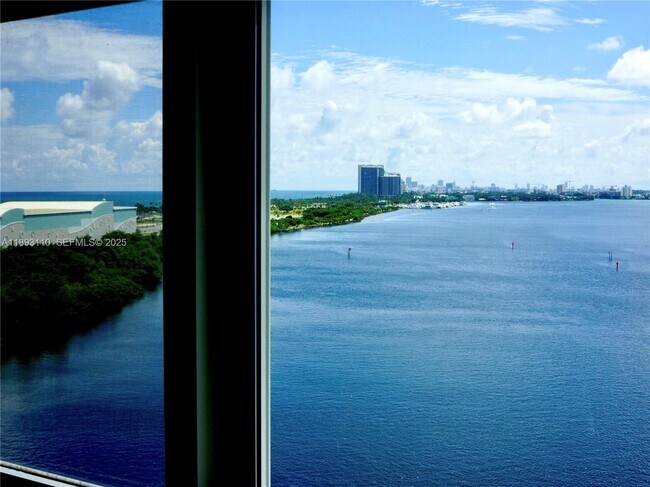 Building Photo - 300 Bayview Dr