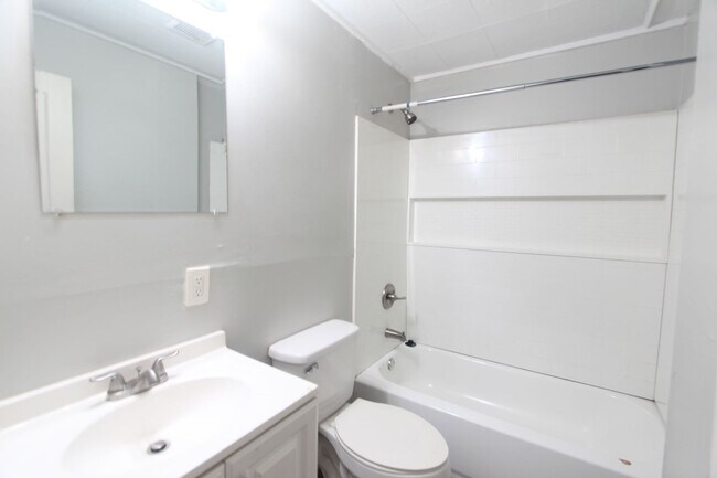 Building Photo - New On The Market!  Fresh Updates!!