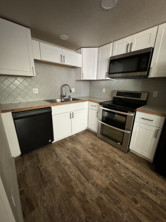 Building Photo - 1285 E 4th N