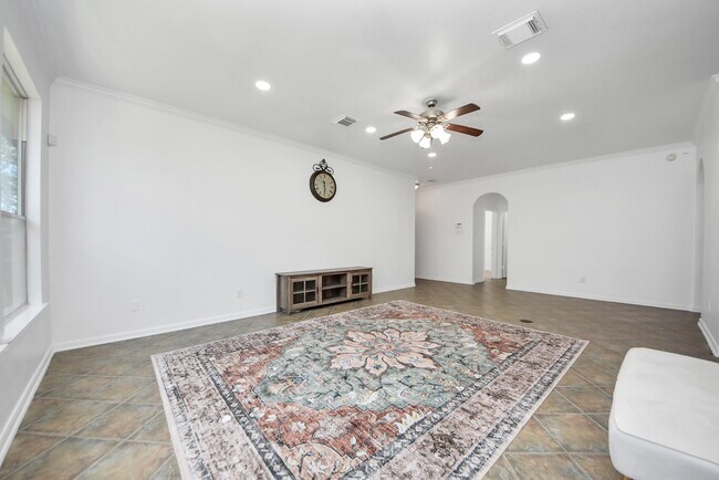 Building Photo - 7330 Jacobs Well Dr