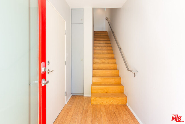 Building Photo - 3907 De Longpre Ave